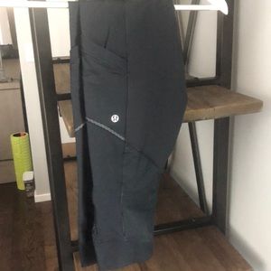 Black Capri lululemon leggings